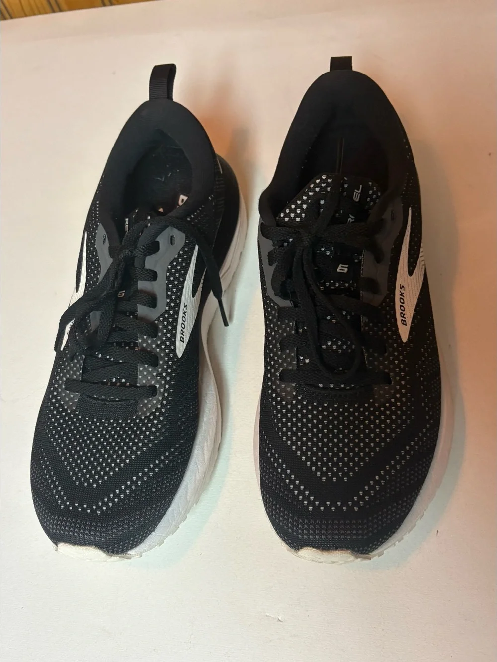 Brooks womens Revel Athletic Shoes - Black/White